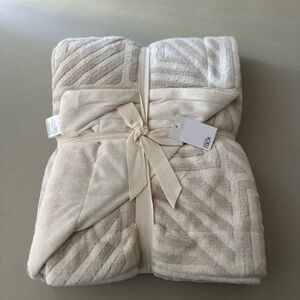 NWT Nordstrom Rack Geo Print Plush Throw Cream/Light Gray